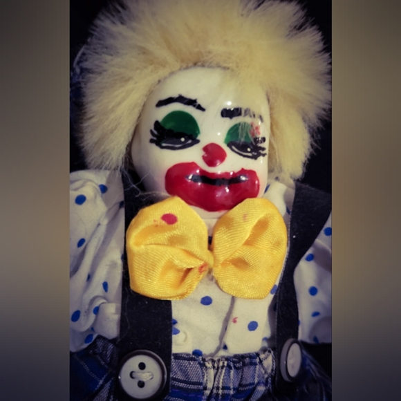 FIVE DOLLAR BIN - Spooky Little Vintage Clown Doll - Undated - Porcelain - Picture 3 of 6